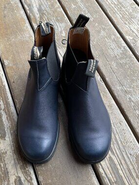 NWOT Blundstone Navy Blue Leather Chelsea Boots in Women's 11/Men's 9.5